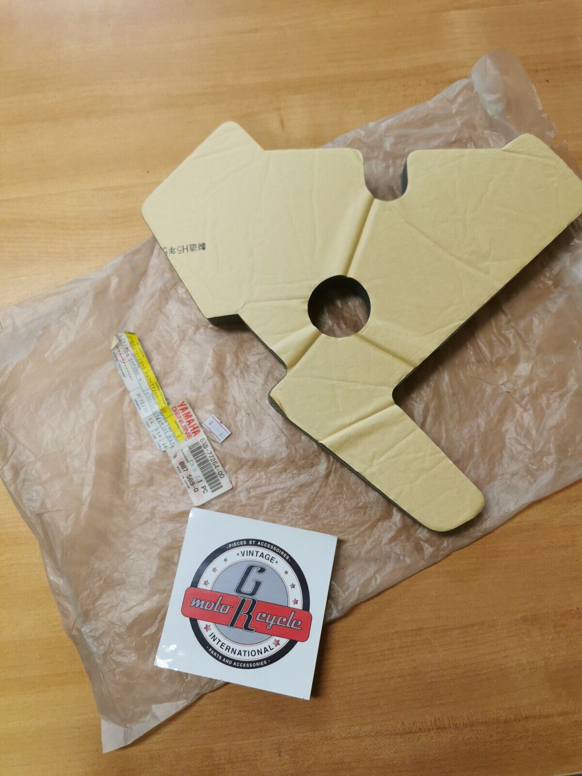 NOS YAMAHA VMAX500 1994 - 1996  LINING  SHROUD 4  8AB-77264-00-00  Y37