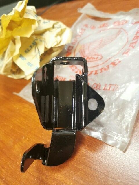 NOS Honda CB500 K0 P SEAT CATCH PLATE 77234-323-030 H78