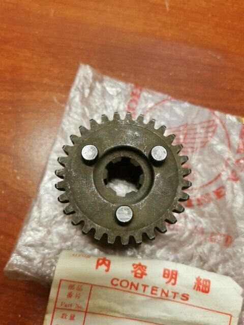 NOS Honda C50 M C65 M Z50M  COUNTER SHAFT SECOND GEAR 23441-041-050 H80