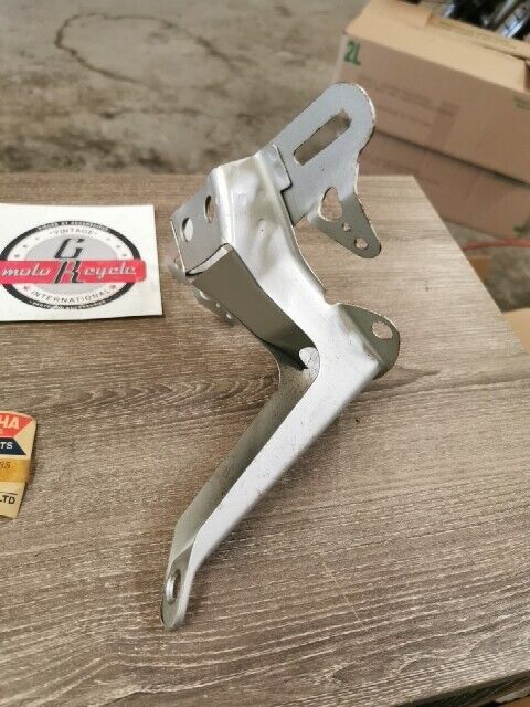 NOS YAMAHA LS2 1972 BRACKET LICENSE SILVER 256-84751-61-35 Y147