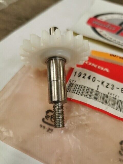 NEW NOS HONDA CR250 1992 - 1996 WATER PUMP SHAFT 19240-KZ3-860 H101