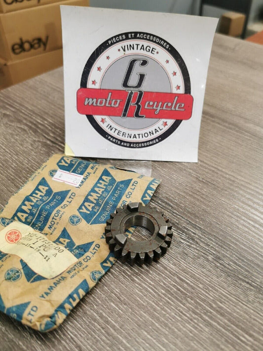 NOS YAMAHA  YL1  1966  1967    GEAR 3RD PINION   132-17131-00-00   Y58