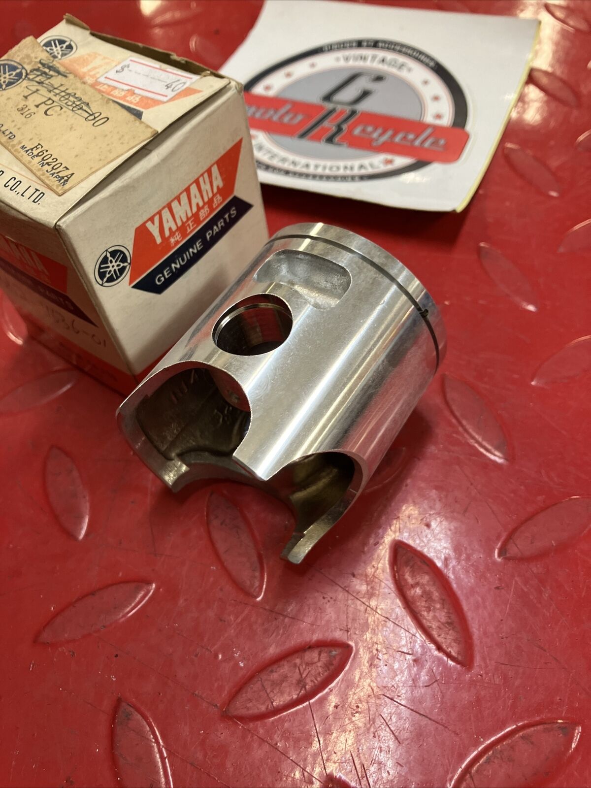 NOS Yamaha YZ100 1976 - 1981 PISTON 2 O/S 0.50 1J4-11636-00 3R2-11636-01-00 Y34