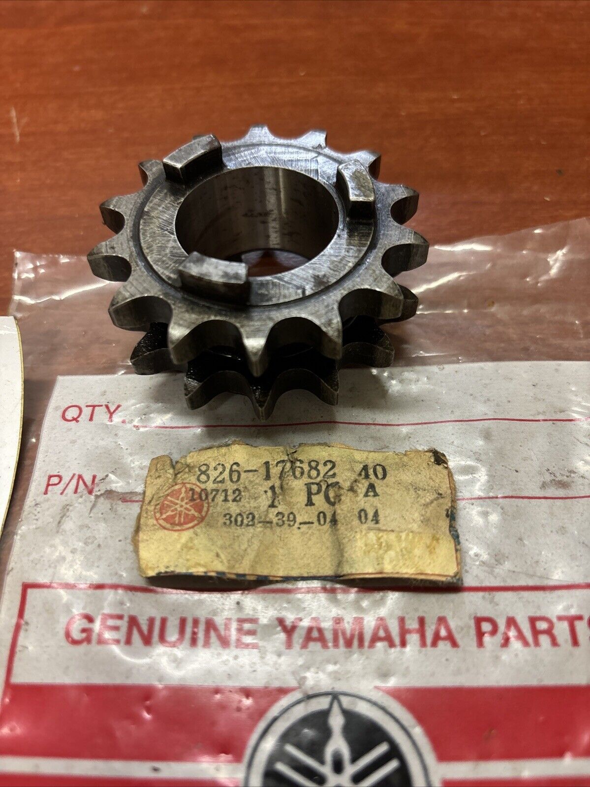 NOS Yamaha EW433 EW643 SW433 CHAIN DRIVE SPROCKET 14T 826-17682-40-00 Y177