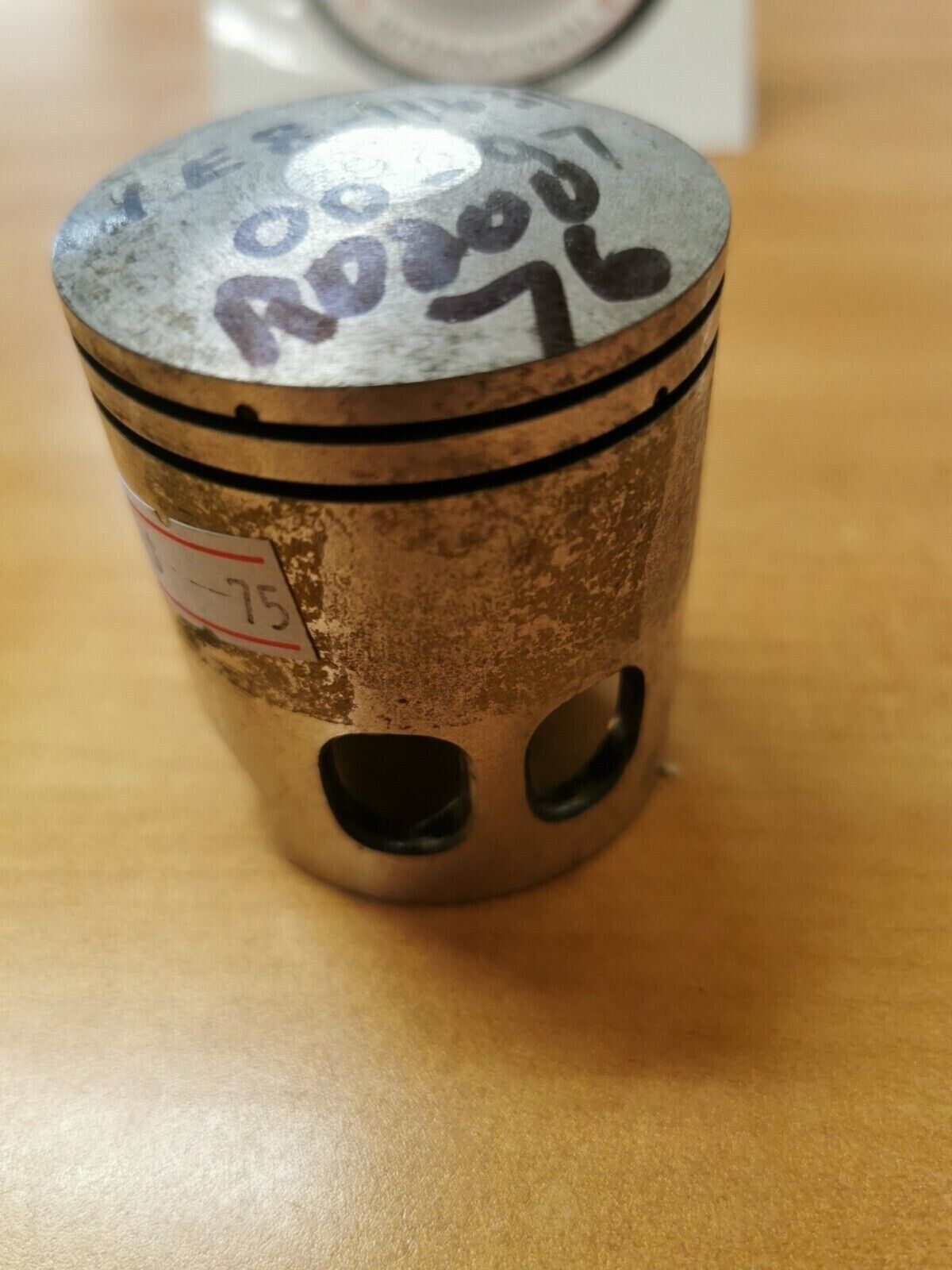 NOS YAMAHA RD200 1976 PISTON STD  1E8-11631-00-97 Y45