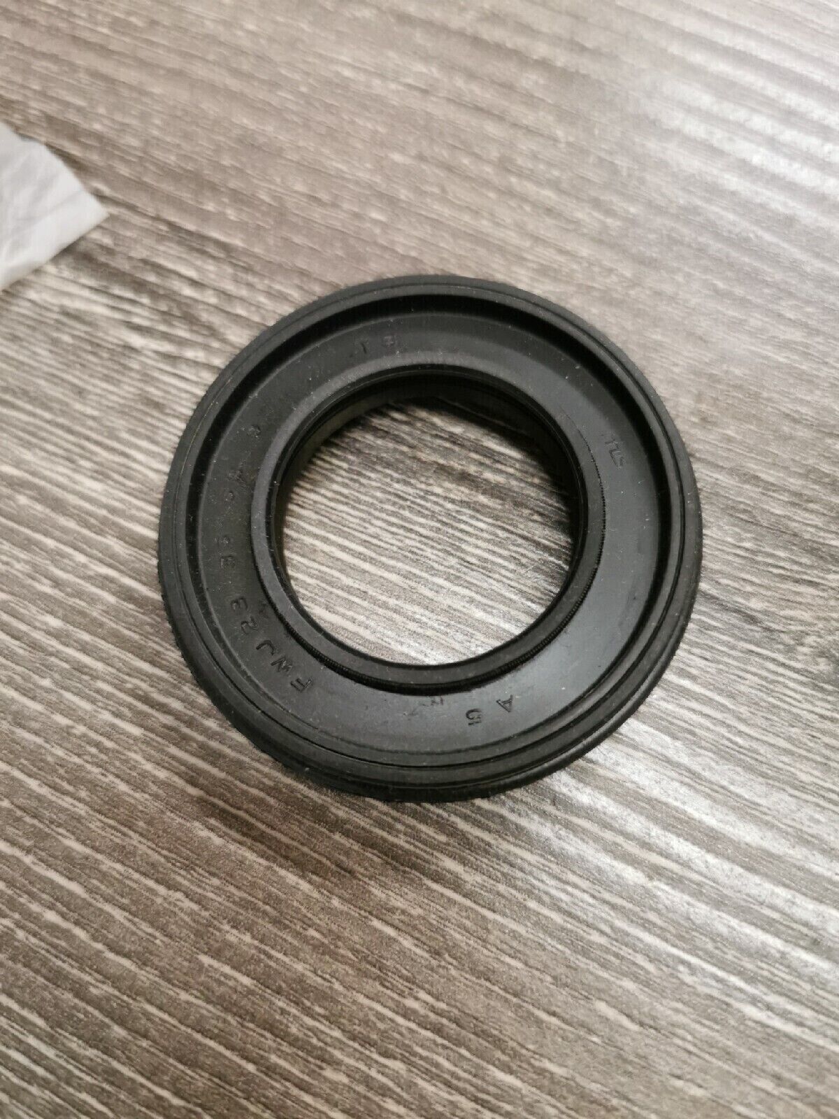 NOS YAMAHA VMX540 1983-87 CRANKSHAFT SEAL 93103-35139  Y56