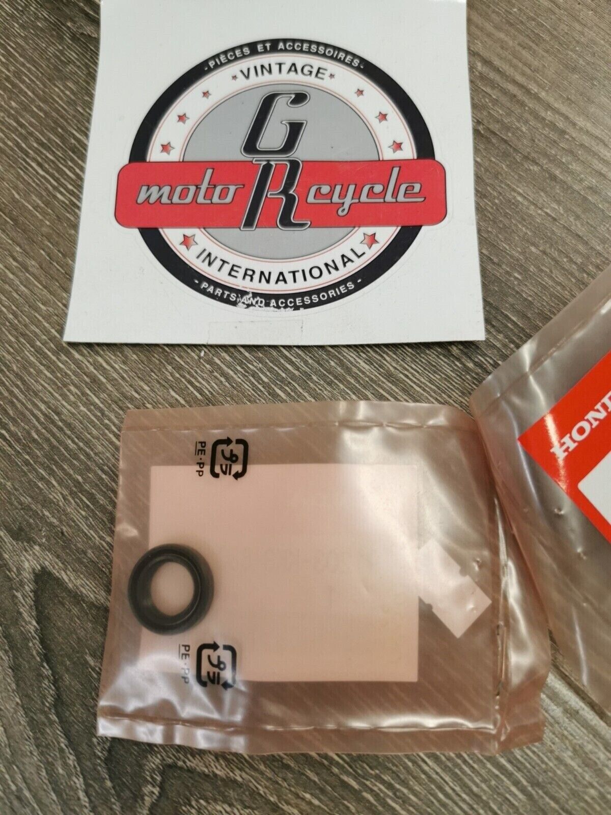 NOS HONDA CR250R  OIL SEAL 91203-KK3-830 H57