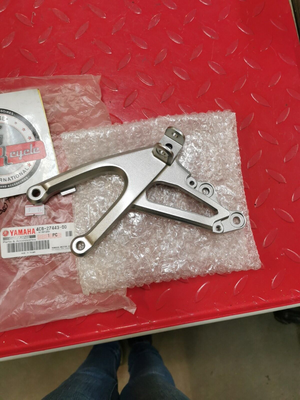 NOS YAMAHA 2007 - 2008 YZFR1 FOOTREST BRACKET 4C8-27443-00-00 Y41