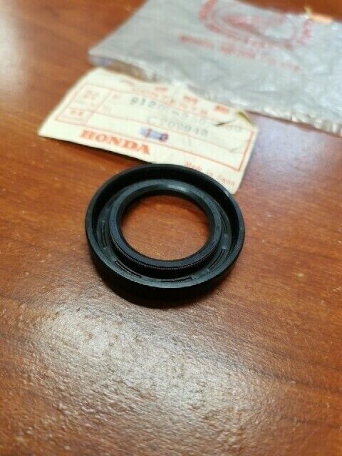 NOS Honda C70 C71 CS71 C75 C76 CS76 CE71 OIL SEAL 91201-250-000 SUB. C702942 H97