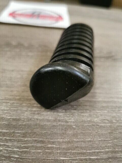 NOS YAMAHA TX500 TX650 TX750 XS500 COVER FOOTREST 341-27423-00-00 Y190