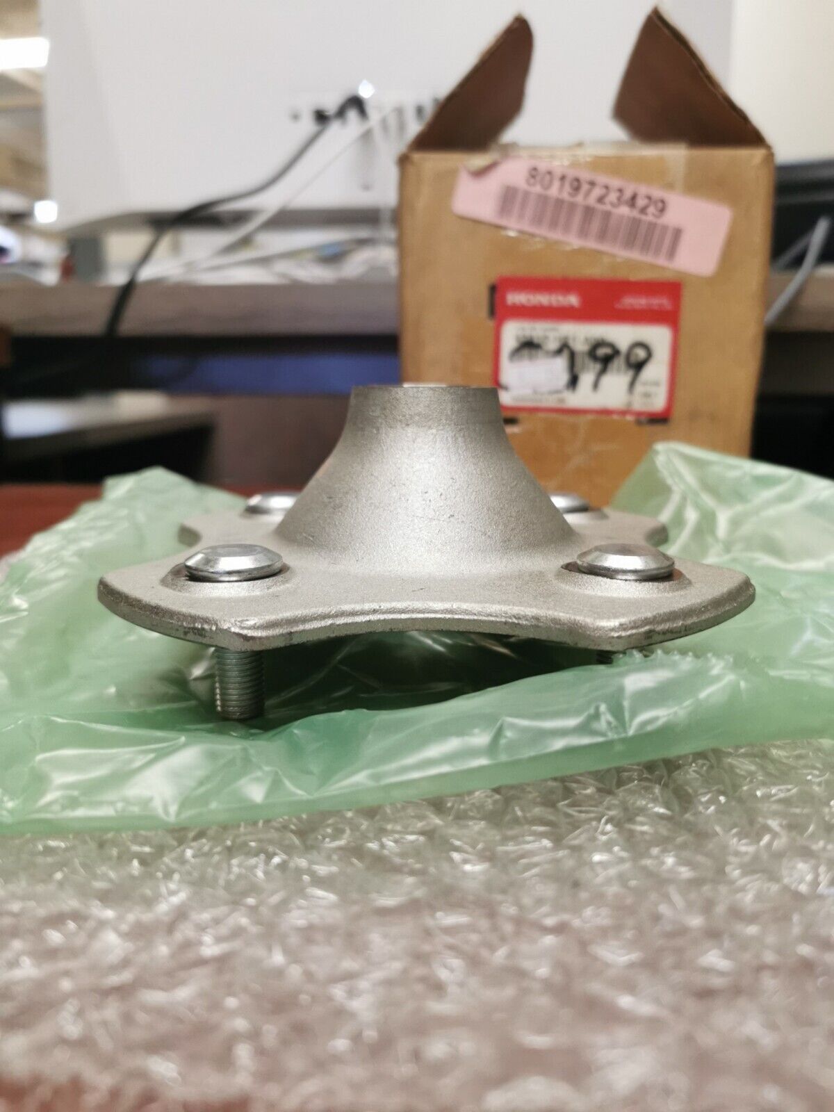 NOS Honda TRX250 TRX420 TRX200 TRX300 REAR WHEEL HUB 42410-HF1-A00 H64