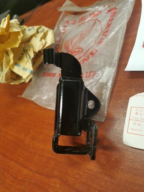 NOS Honda CB500 K0 P SEAT CATCH PLATE 77234-323-030 H78