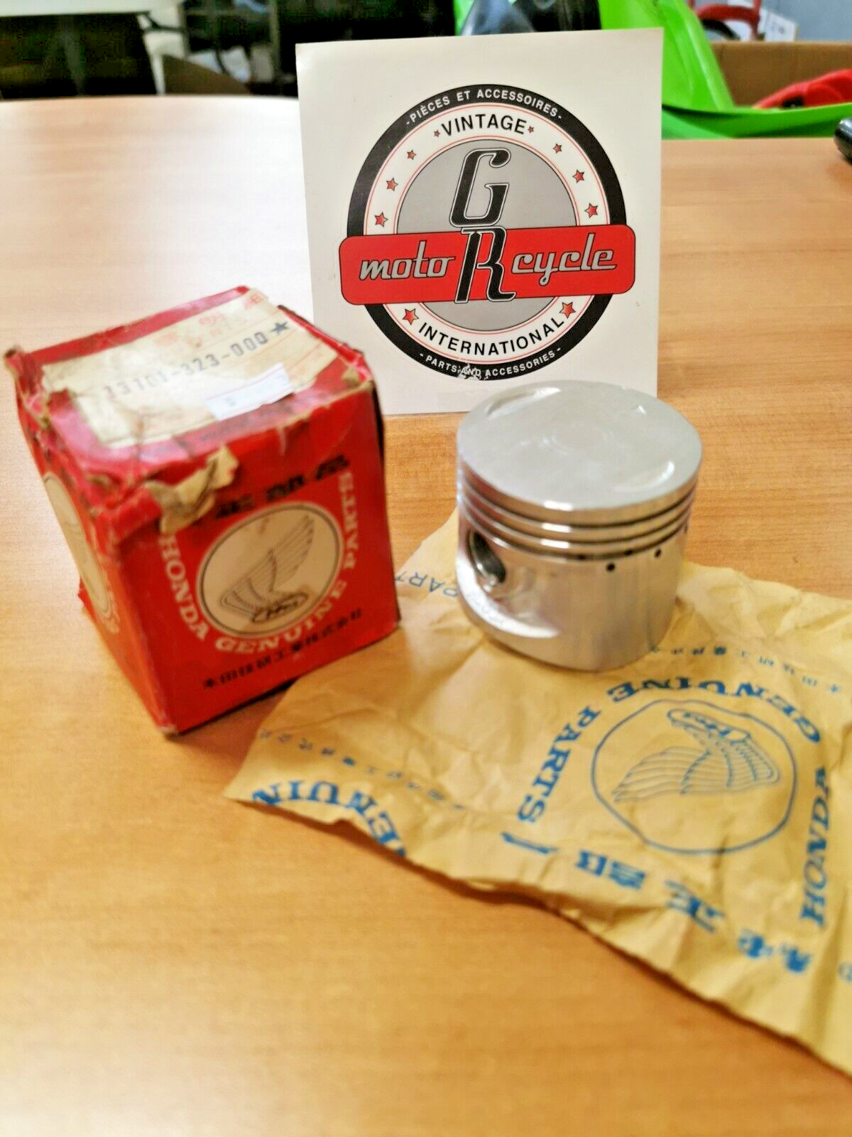 NOS HONDA CB500  K1 K2  PISTON STD  13101-323-000  H22
