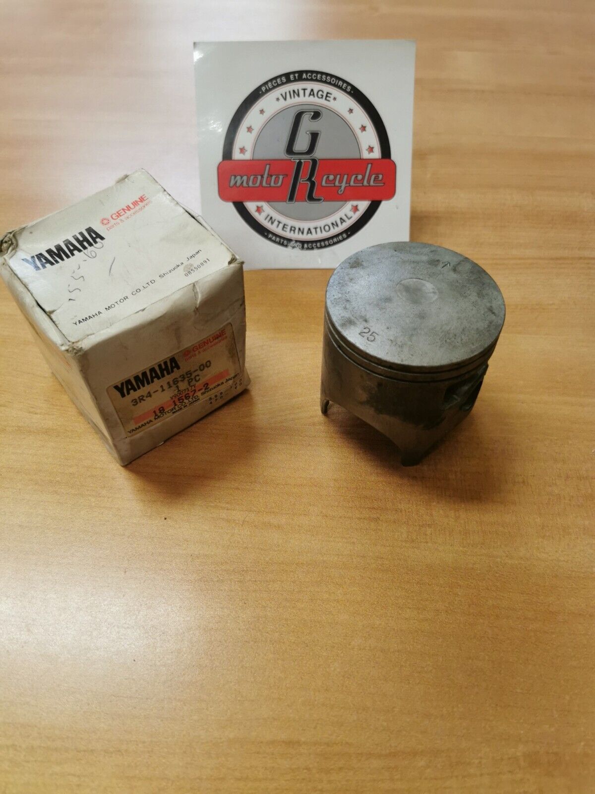 NOS YAMAHA YZ250 1980  PISTON 1 O/S 0.25  3R4-11635-00-00  Y45