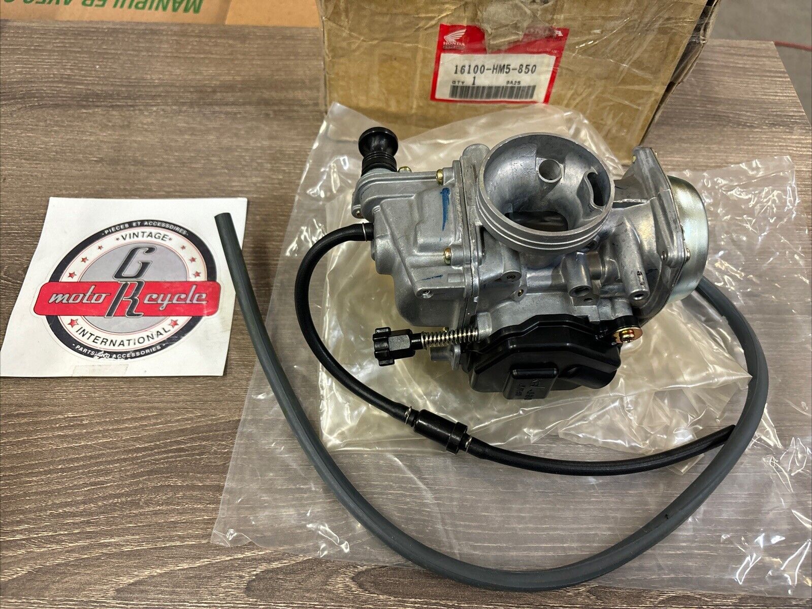 NOS Honda 1996 - 2000 TRX300 TRX300FW CARBURETOR 16100-HM5-850 H119