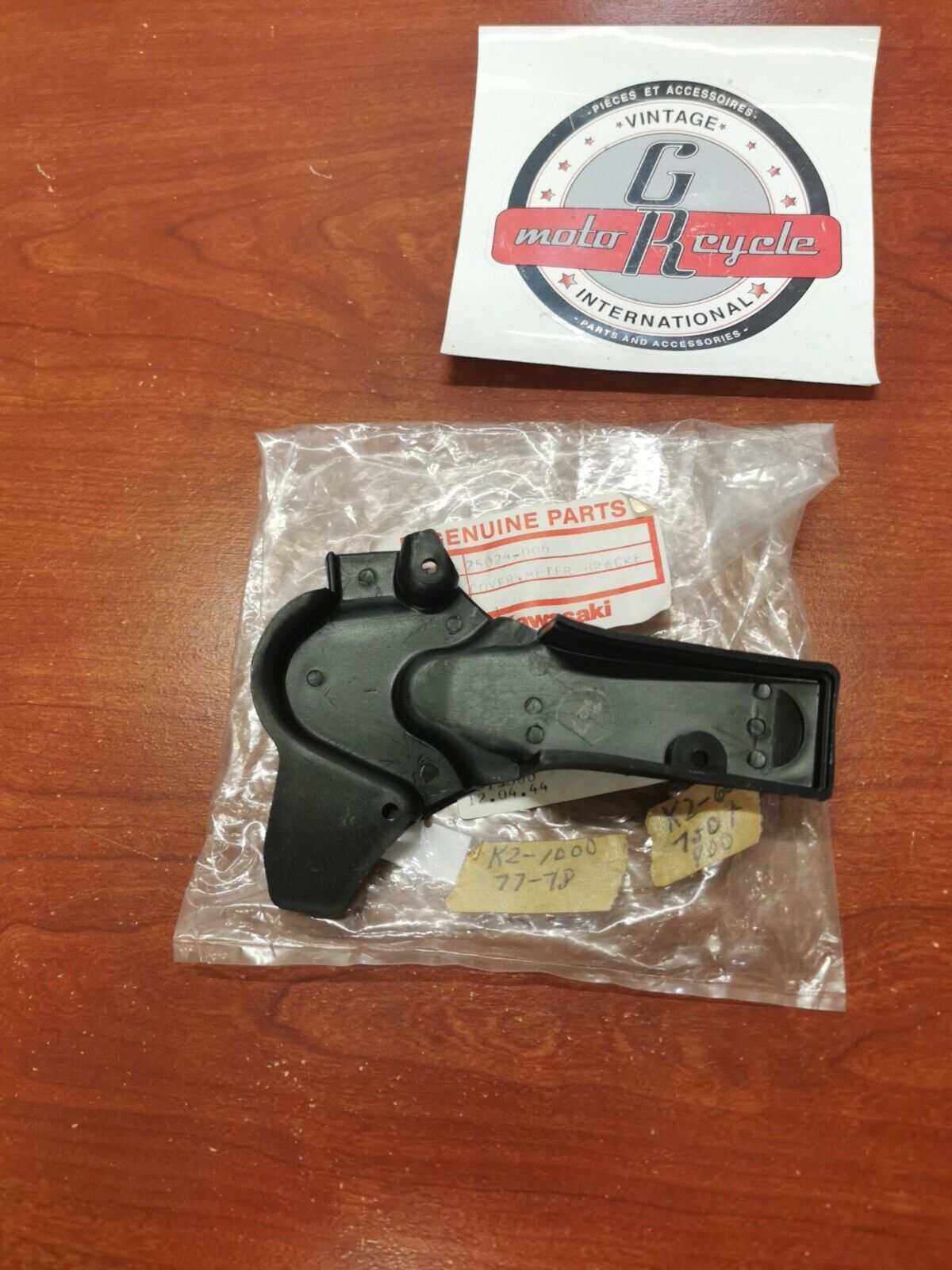 NOS Kawasaki KZ650 KZ750 KZ900 KZ1000 METER BRACKET COVER 25024-006 K35