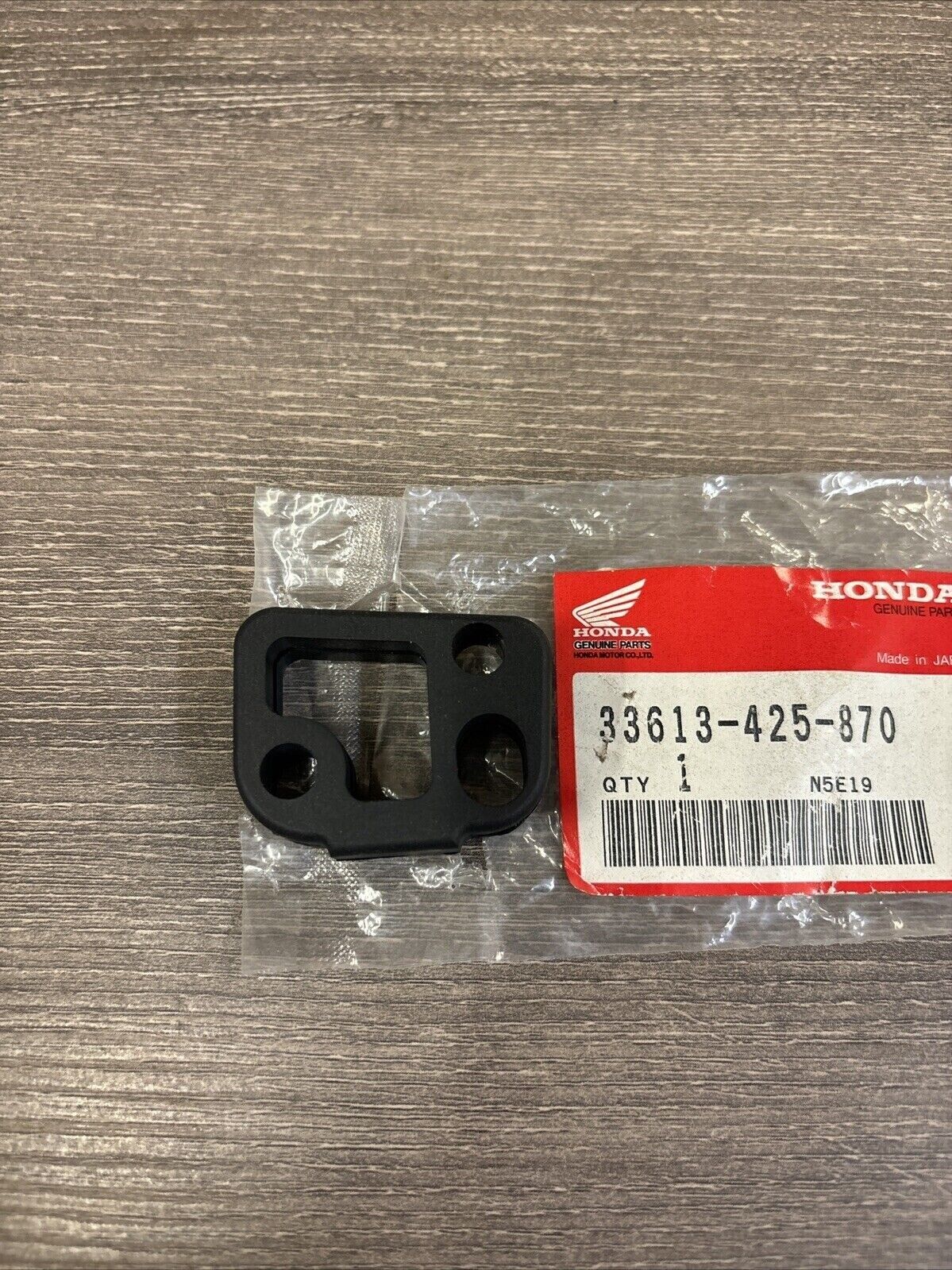 NOS Honda 1979 CB750L REAR WINKER MOUNT RUBBER 33613-425-870 H118