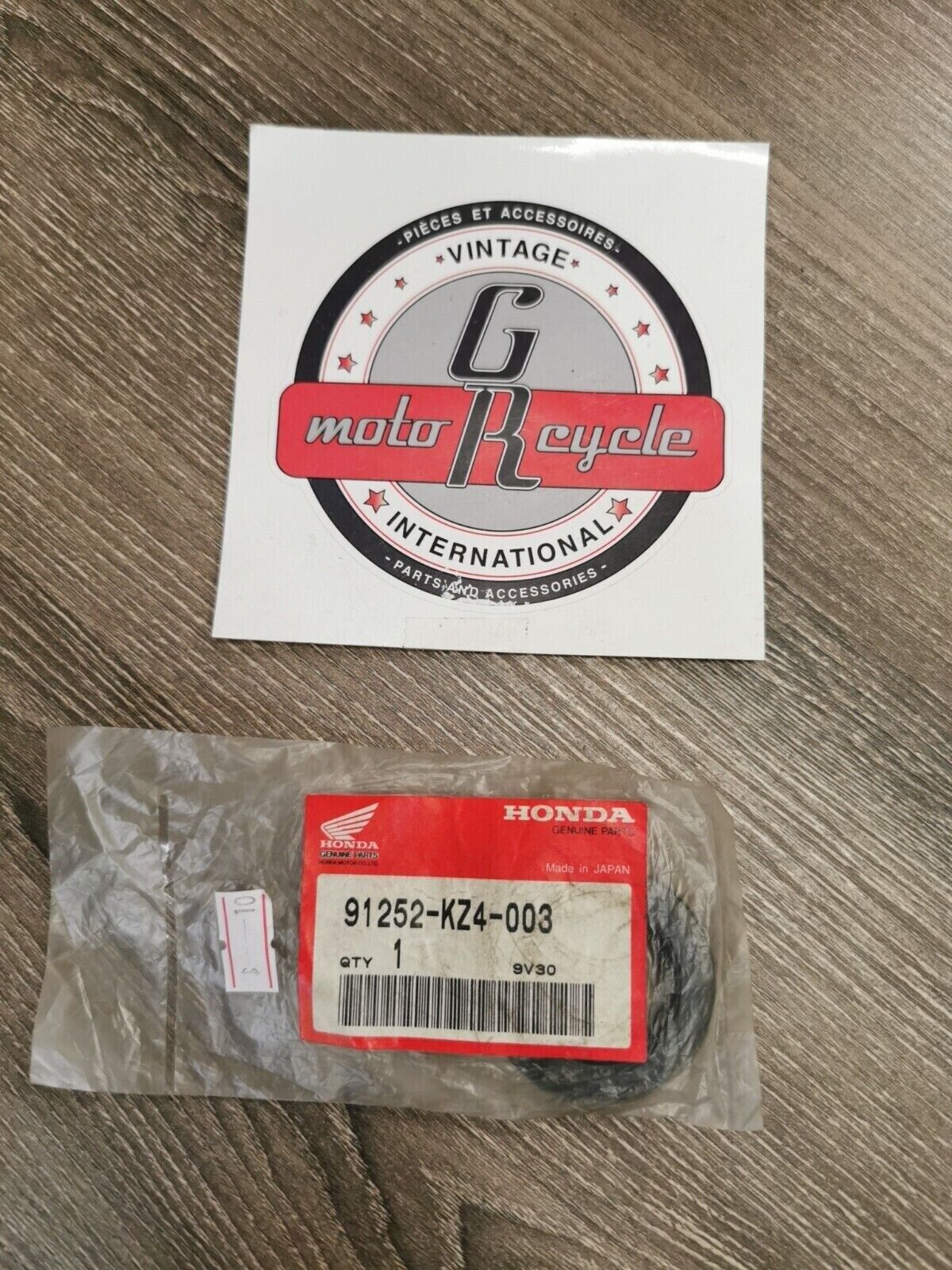 NEW NOS HONDA DUST SEAL 28X47X7 91252-KZ4-003 H54
