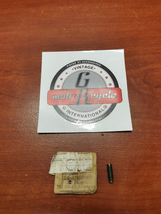 NOS Yamaha VALVE ADJUSTING SCREW 1L9-12159-01-00 SUB. 22U-12159-00-00 Y68