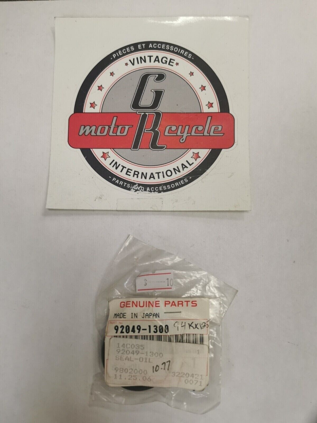 NOS KAWASAKI OIL SEAL 92049-1300   K32