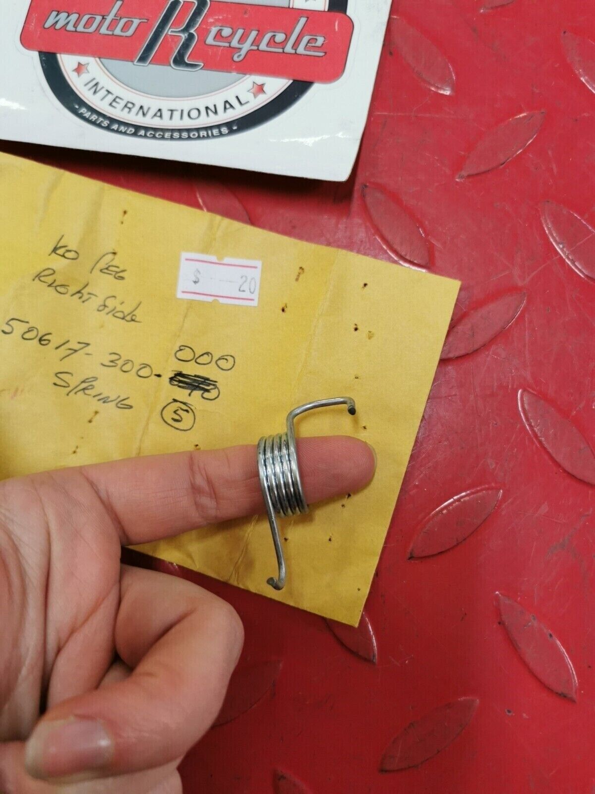 NOS Honda GL1200 GL1100 CB750 SPRING, R. STEP RETURN 50617-300-670 H32