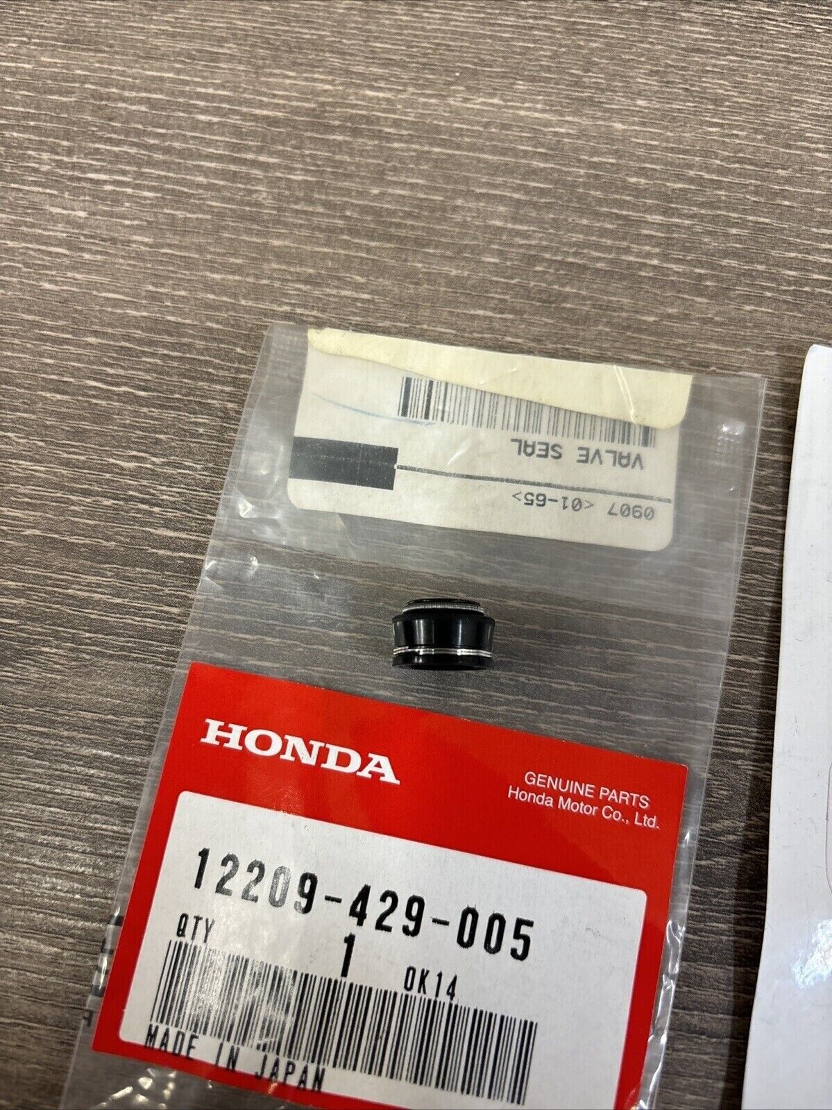 NOS Honda FT500 XL500 XR500 VALVE STEM SEAL 12209-429-005 H117