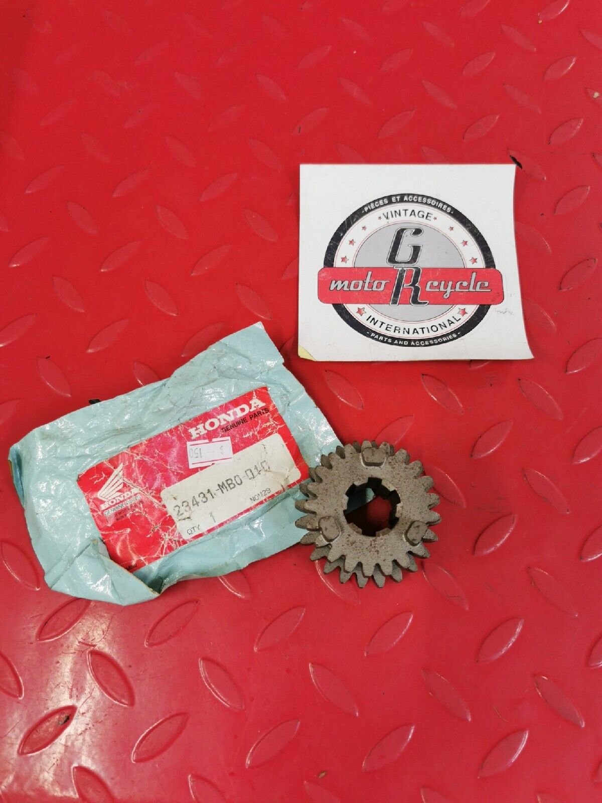 NOS HONDA VT700C VF750S  GEAR  MAINSHAFT SECOND THIRD 21T/24T 23431-MB0-010 H38