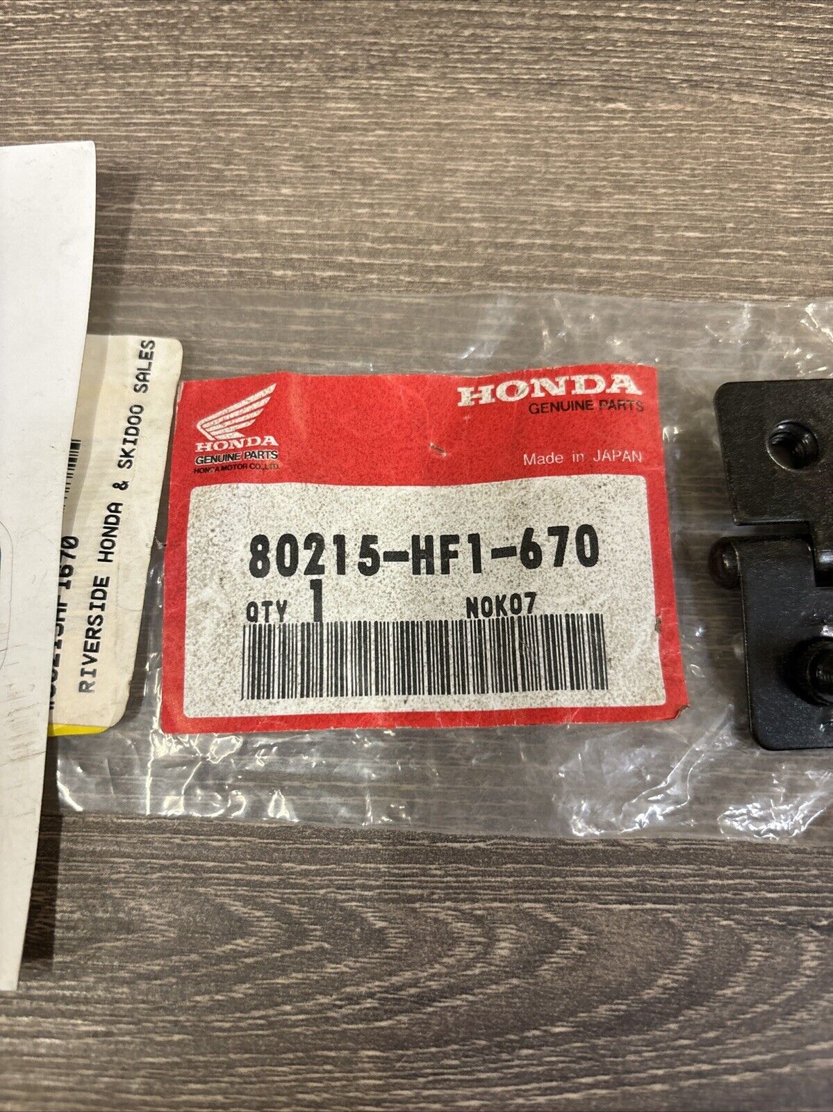NOS Honda 1990 1991 TRX200 REAR FENDER LID HINGE 80215-HF1-670 H134