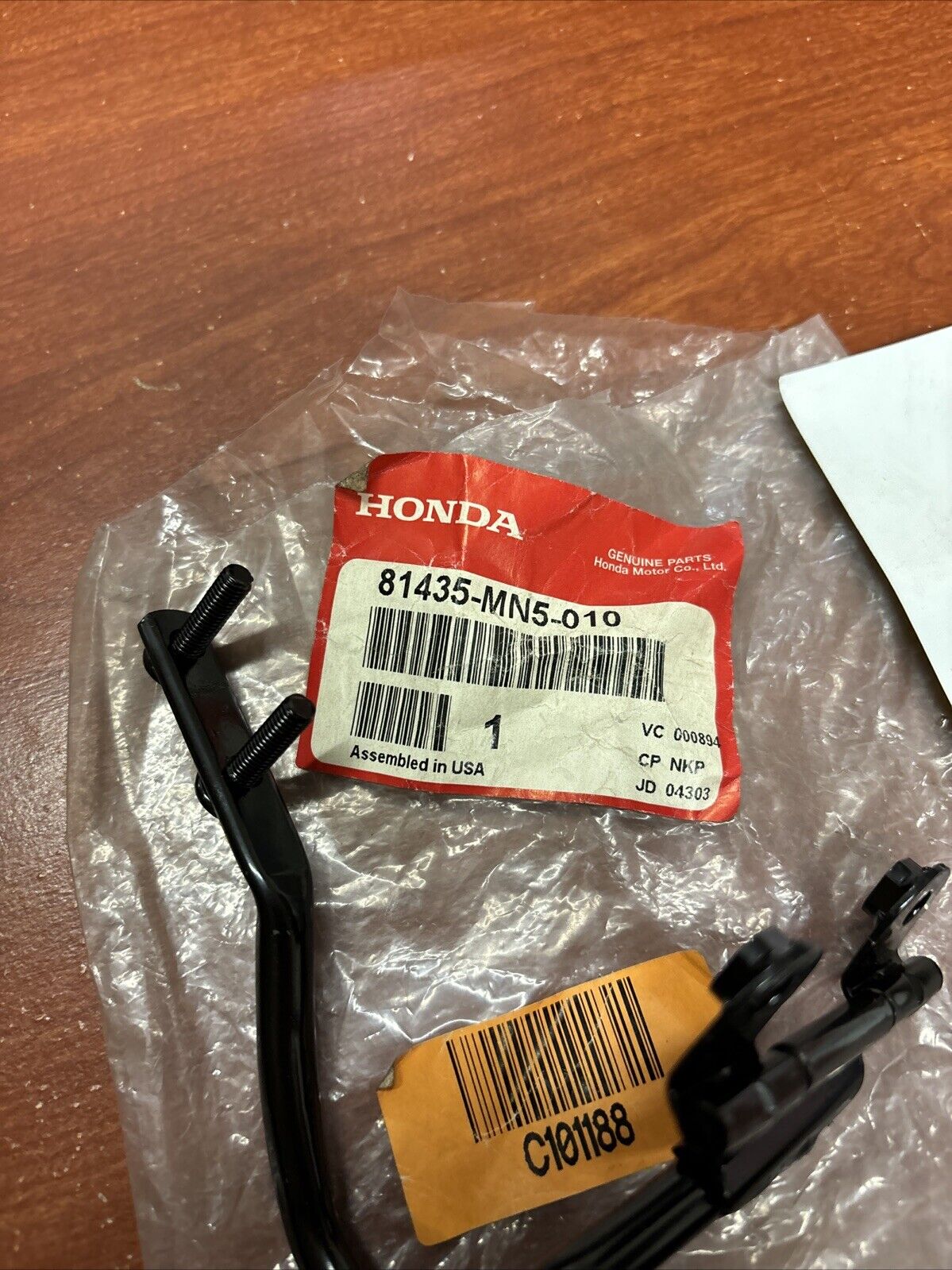 NOS Honda GL1500 A I SE LEFT FRONT SADDLEBAG HINGE 81435-MN5-010 H161