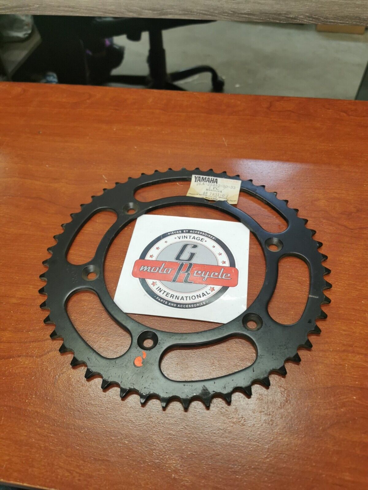 NOS Yamaha DRIVE SPROCKET 52T 26A-25452-50-33 SUB. 26A-25452-51-00 Y89