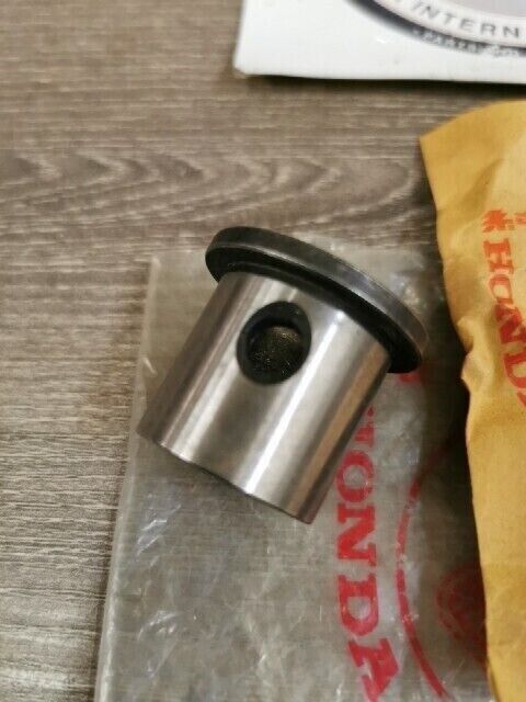 NOS HONDA  C77 C78 C72 CA72 1960 - 1964 BUSH 14MM 23931-259-010 H77