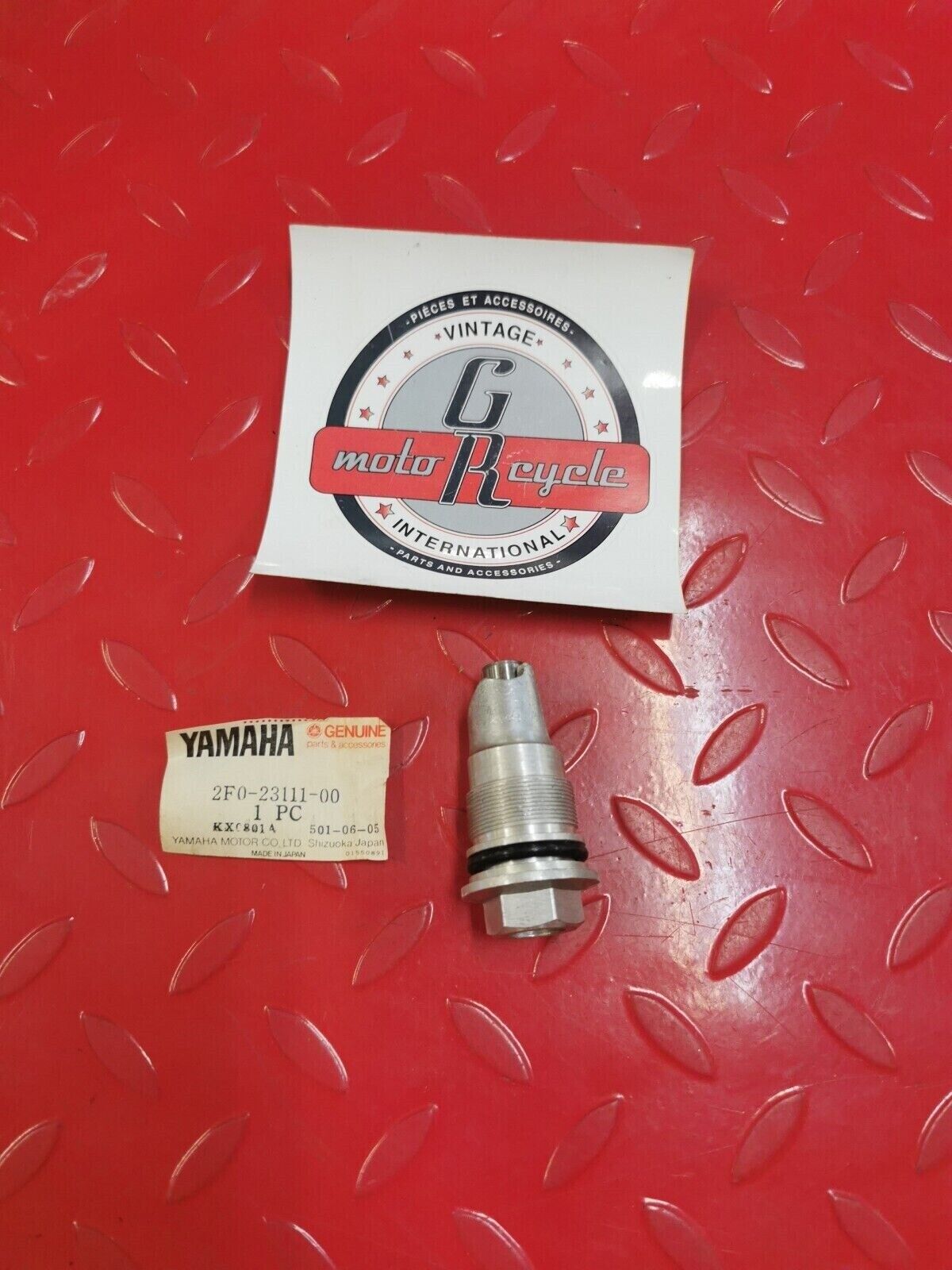 NOS YAMAHA XS650 1978 - 1983 BOLT CAP 2F0-23111-00-00 Y28
