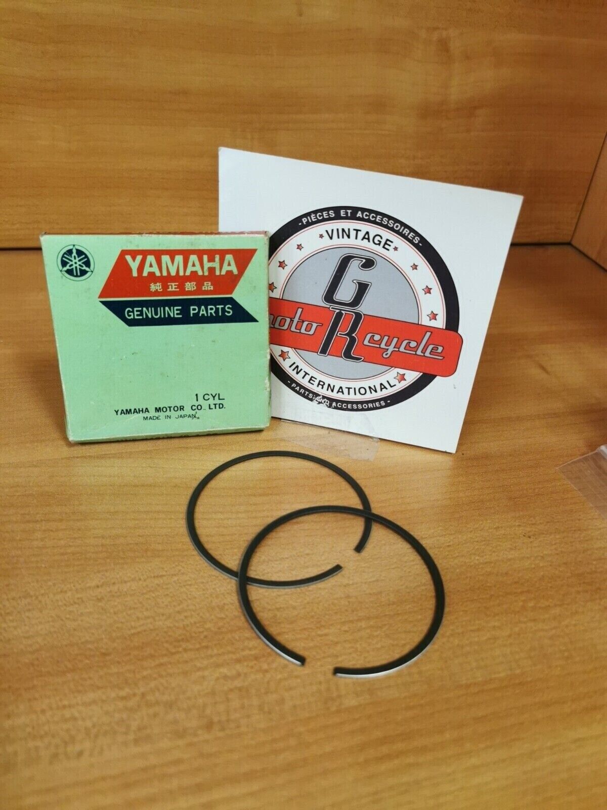 NOS YAMAHA IT250  PISTON RINGS SET  1•0   1W5-11610-40-00 Y48