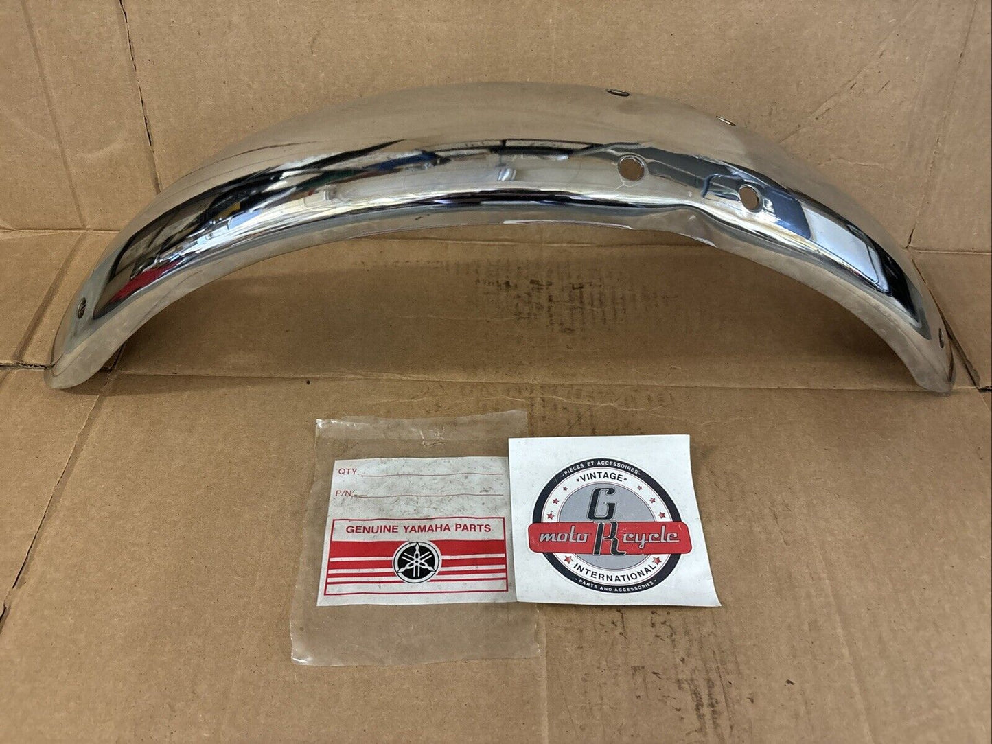 NOS Yamaha XS1 XS1B FRONT FENDER XS650 256-21511-00-93 SUB 256-21510-10-93 Y103