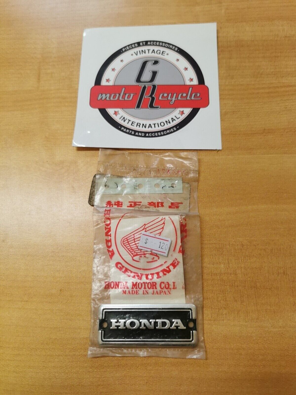 NOS HONDA GL1000 1977 - 1979 EMBLEM  HEAD COVER 12312-371-611  H17