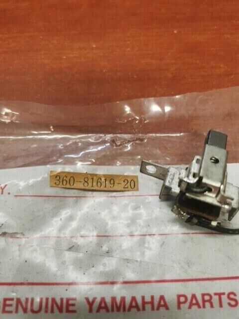 NOS Yamaha DS7 R5 RD250 RD350 BRUSH HOLDER 360-81619-20-00 Y162
