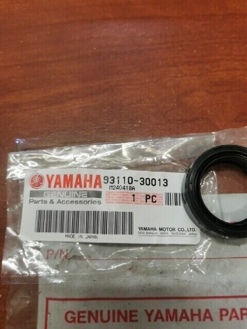 NEW NOS Yamaha FRONT FORK OIL SEAL 93110-30013-00 SUB 4V1-23145-L0-00 Y68