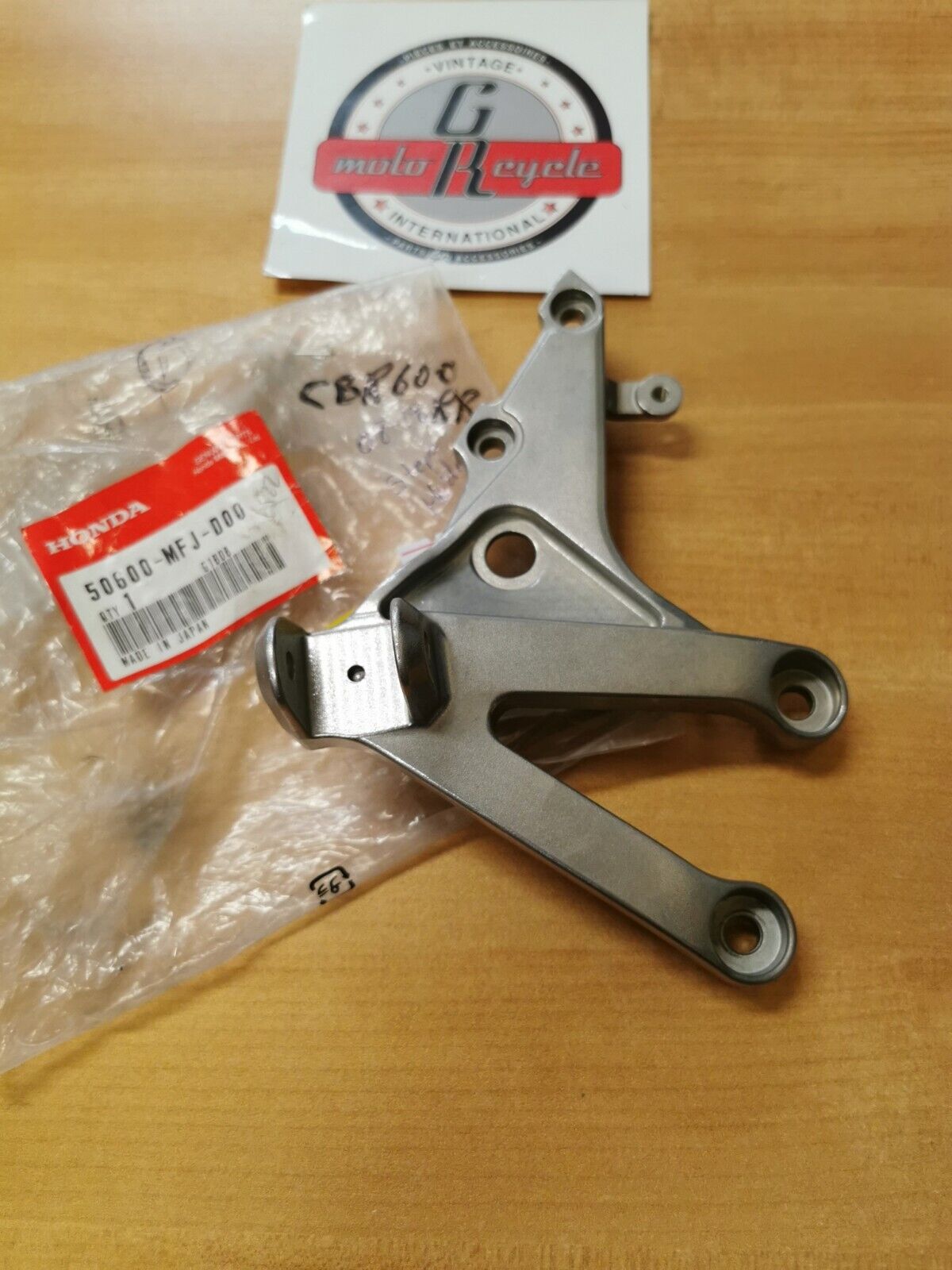 NOS HONDA    CBR600RR 2008 - 2022   MAIN STEP HOLDER 50600-MFJ-D00  H29