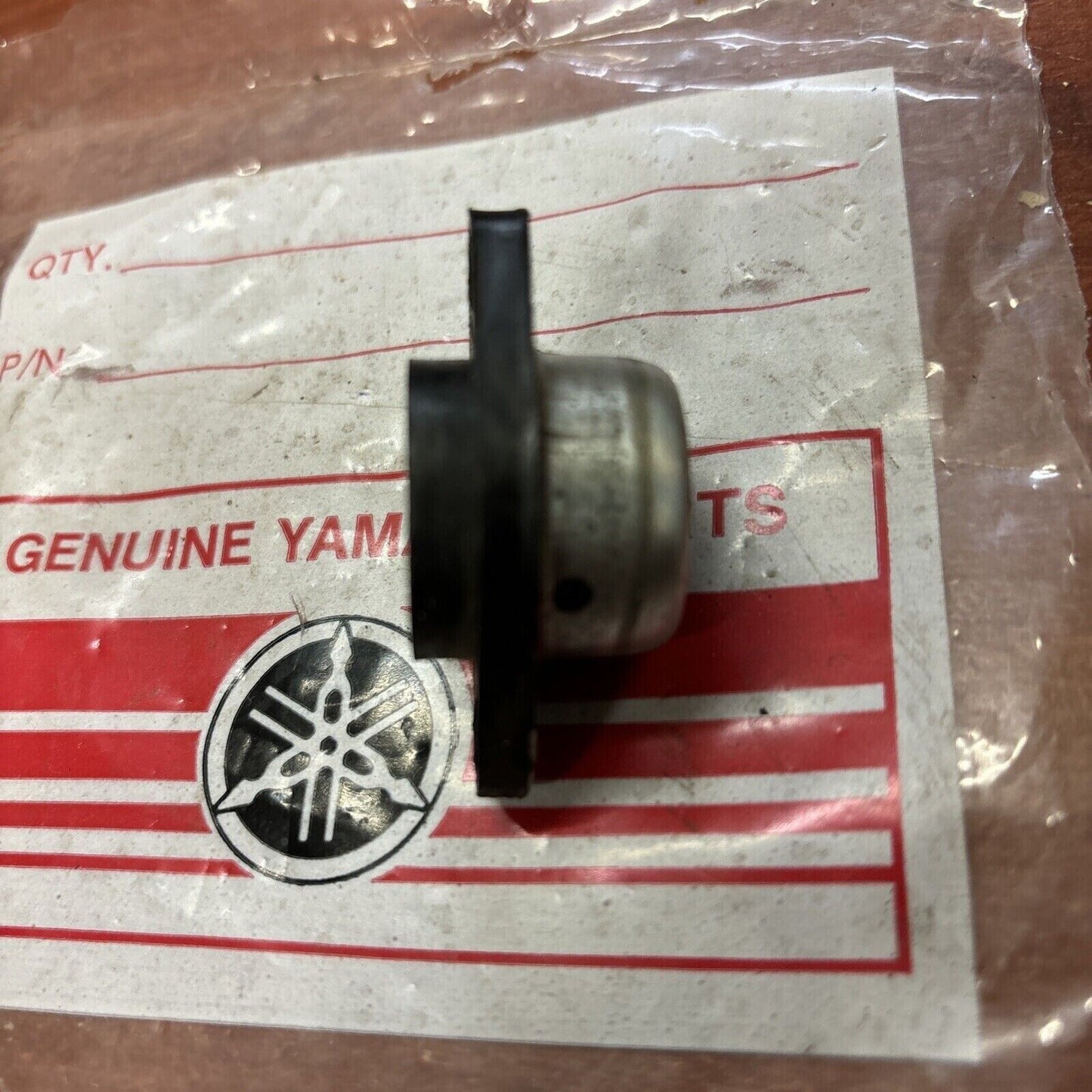 NOS Yamaha RD250 RD350 PUSH SCREW HOUSING 371-16396-00 SUB 256-16396-01-00 Y173
