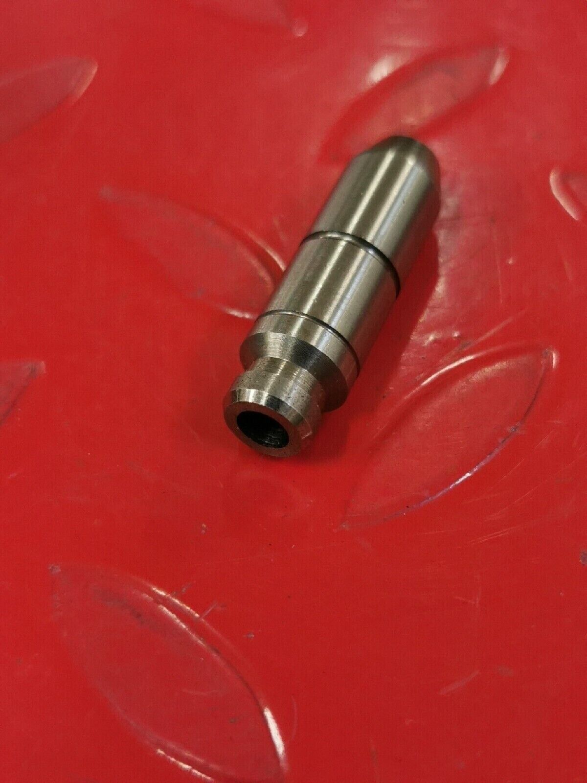 NOS YAMAHA FZ750  FZR1000  XJ700  FZR750   INTAKE VALVE GUIDE 1AA-11133-10   Y50