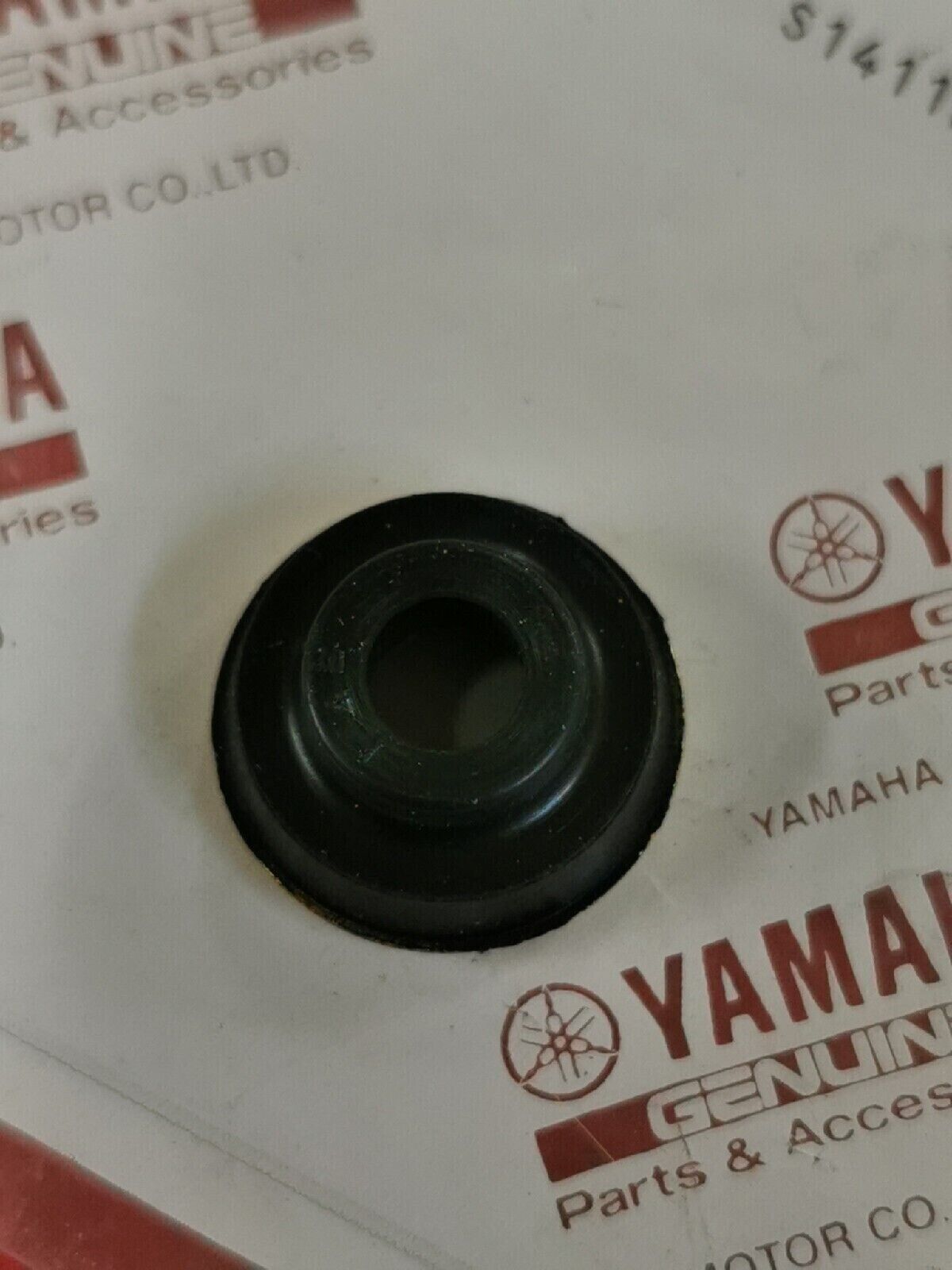 NOS YAMAHA YJ550 XJ750 1981 - 1986 MOUNT RUBBER 4U8-1112G-00-00 Y50