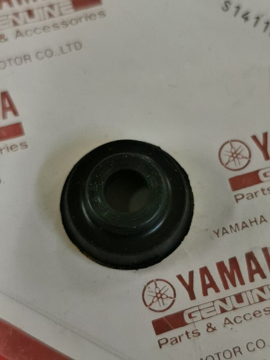 NOS YAMAHA YJ550 XJ750 1981 - 1986 MOUNT RUBBER 4U8-1112G-00-00 Y50