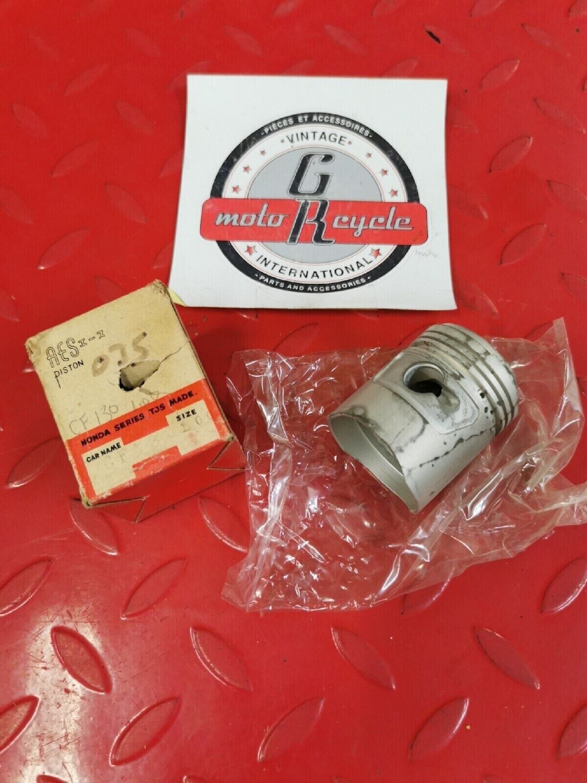 NOS HONDA S65 1965  Piston 1.00 13105-035-010 H40