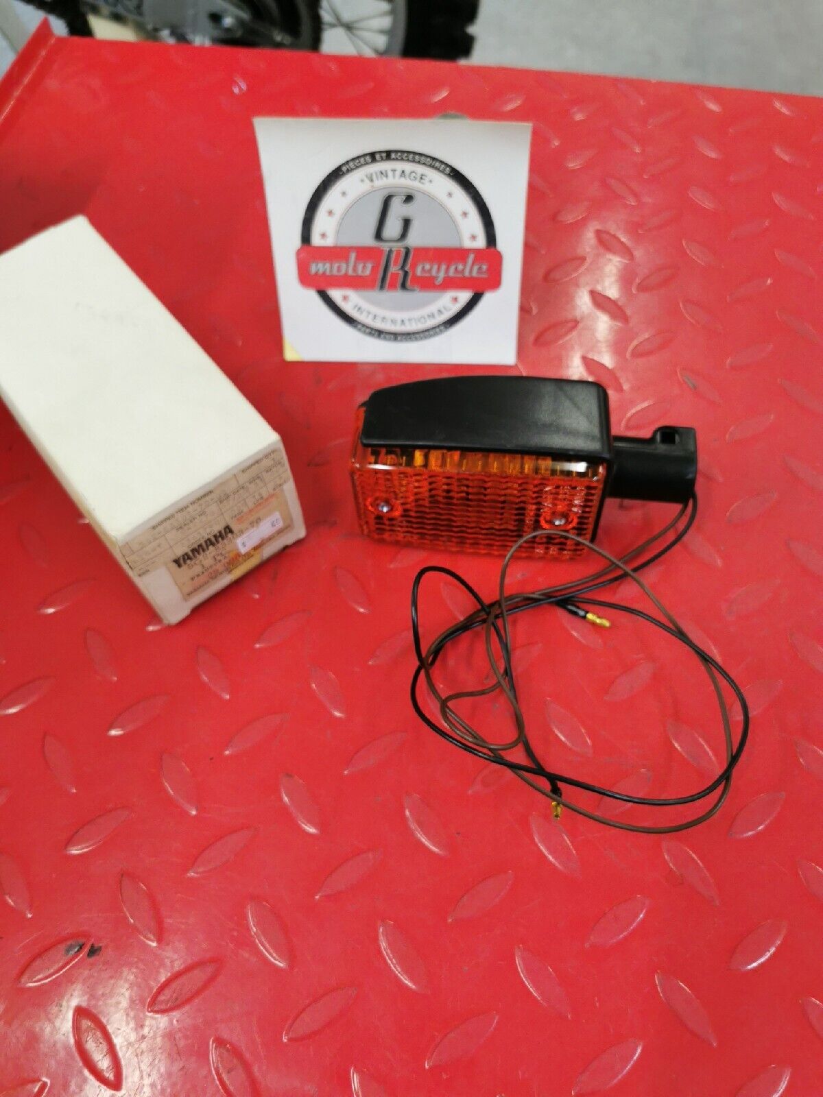 NOS YAMAHA XJ750 XJ650 FJ1100 XZ550 REAR FLASHER LIGHT  5g2-83303-70-00  Y52