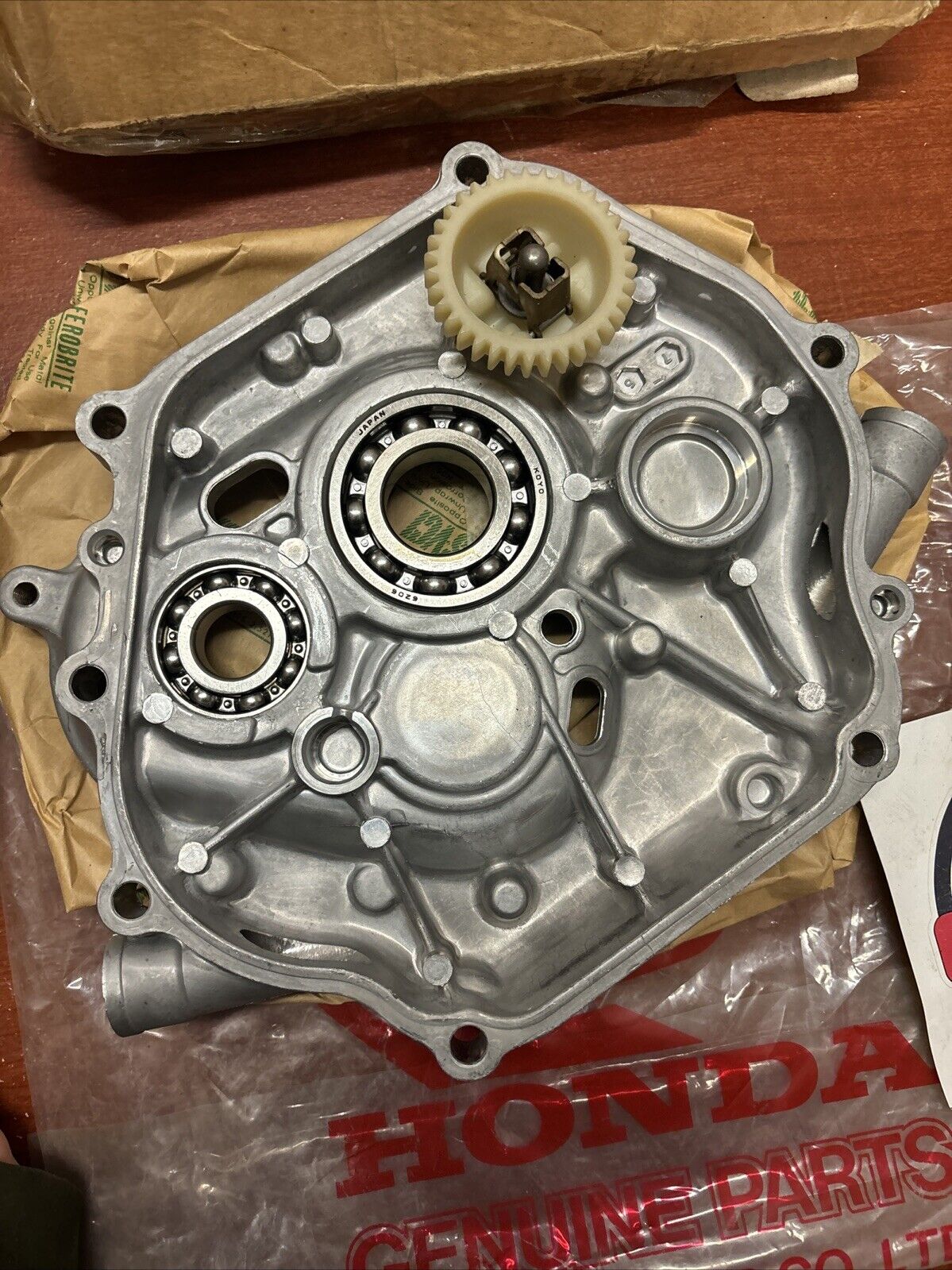 NOS Honda GX240 GX270 CRANKCASE COVER 11300-ZE2-620 SUB H175