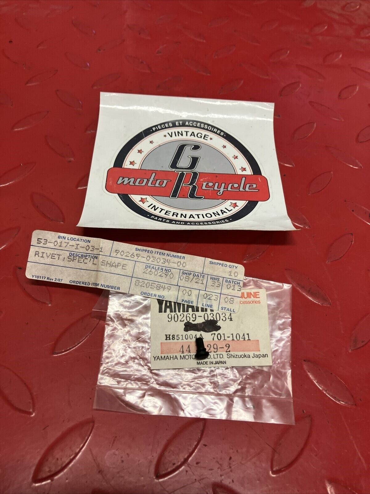 NOS YAMAHA SPECIAL SHAPE RIVET 90269-03034 Y61