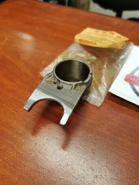 NOS Honda XL250 XL350 K0 K1 CENTER GEARSHIFT FORK 24213-329-000 H75