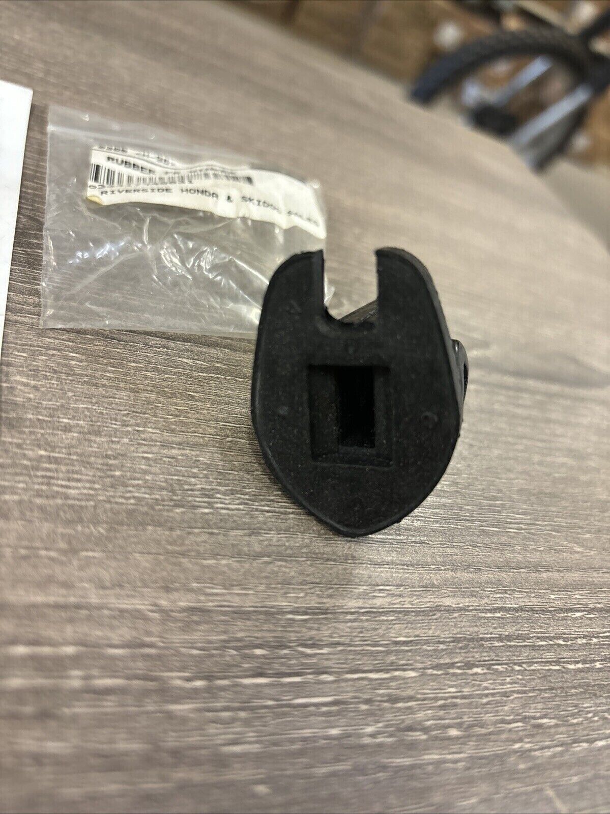 NOS Honda CB750 CB1100R CX650E FRONT TURN SIGNAL RUBBER 33417-445-631 H120