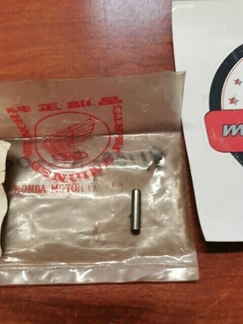 NOS Honda XL350 K0 - K4 ROLLER 5 (3.5X15.8) 91109-356-008 H90