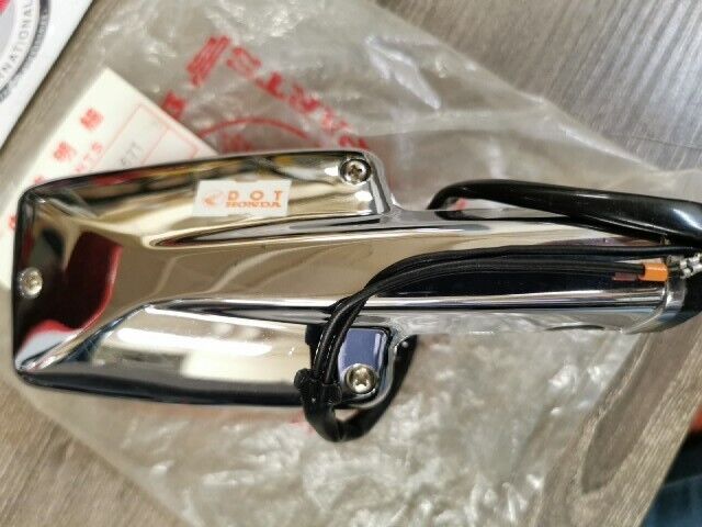 NOS HONDA GL1100 WINKER ASSY L RR 33650-MB9-671 SUB BY 33650-MB9-672  H74